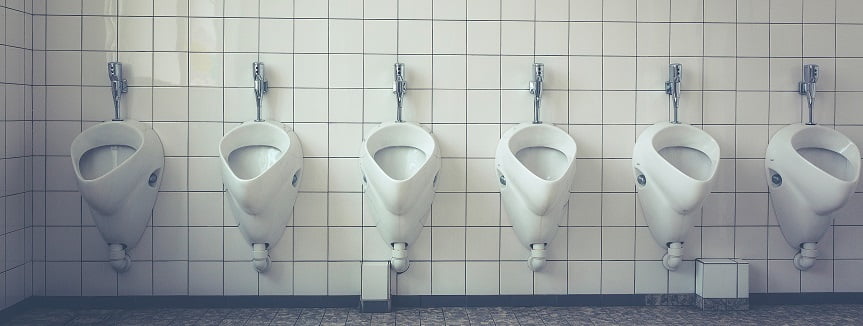 Mehrere Urinale in öffentlicher Toilette