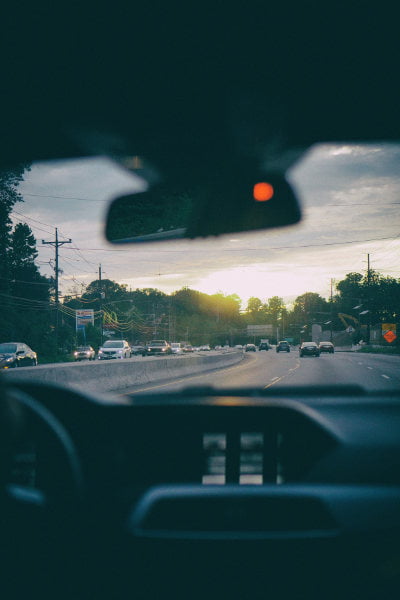 Fahrersicht beim hantieren eines Auto auf der Autobahn