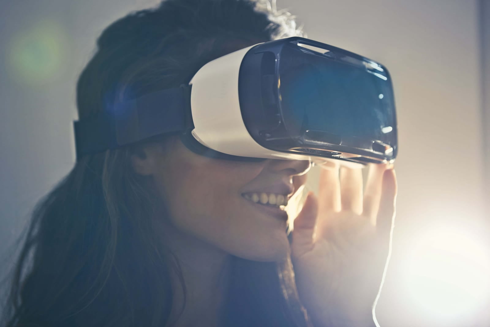 Junge Frau mit VR-Brille lächelt