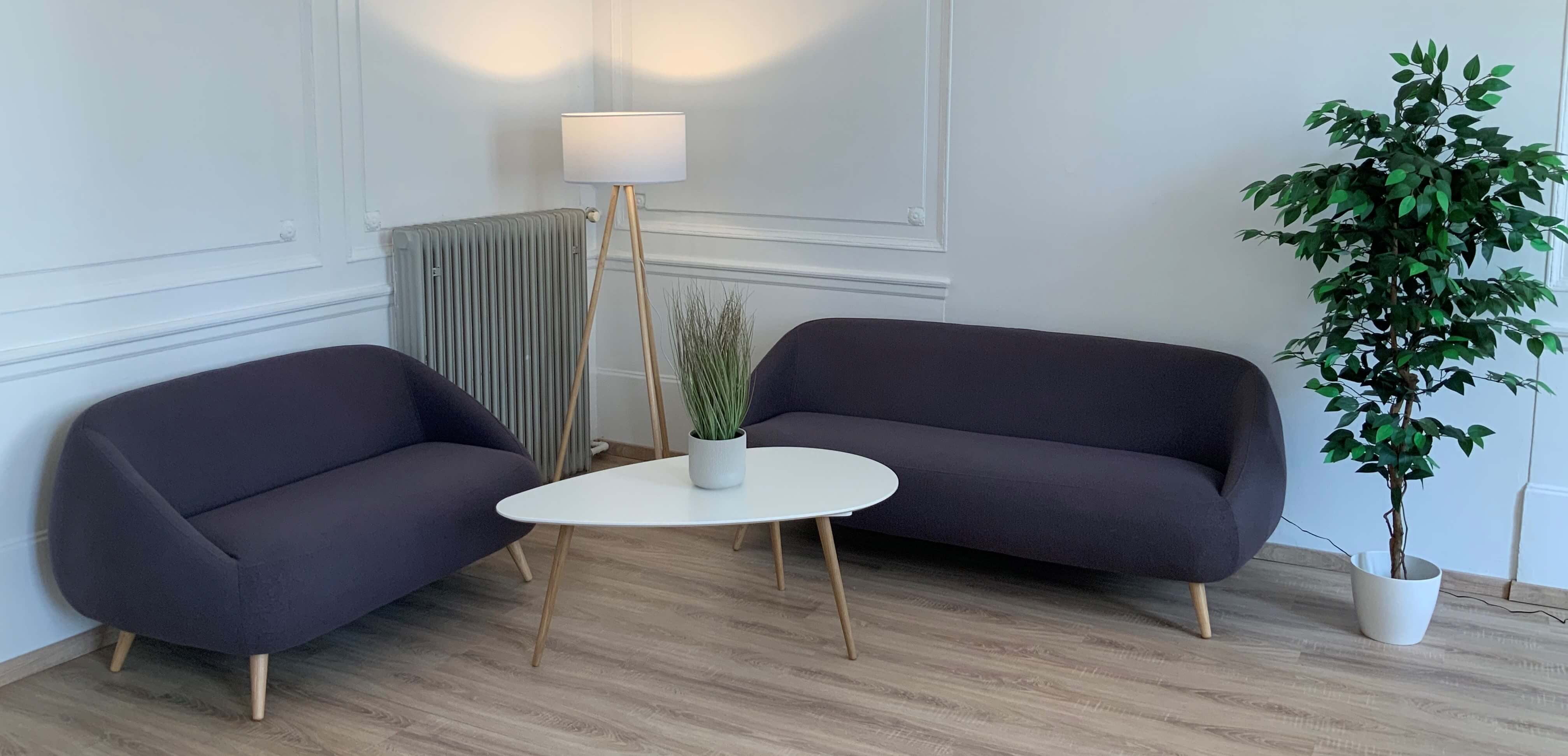 Therapiepraxis mit Lampe und Couch